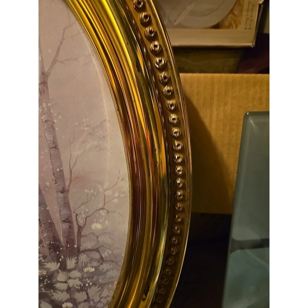 Vintage Syroco 1982 Oval Gold Plastic Picture Frame featuring‎ a 